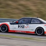 Een vlammetje uit de uitlaat van de BMW met nummer 201