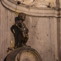 En natuurlijk, manneke Pis plast ook 's avonds gewoon door